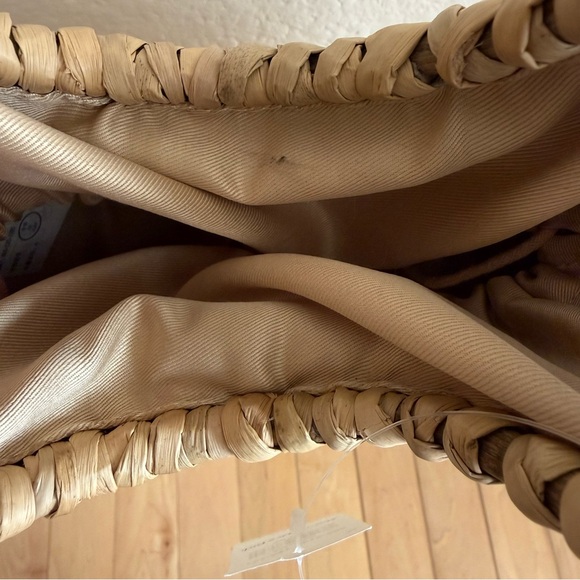 Elegant Tan Woven Shoulder Bag - Picture 8 of 12